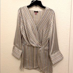 ERAS TOUR VINCE CAMUTO  Silky texture beauty twist front top. Versátil&luxury